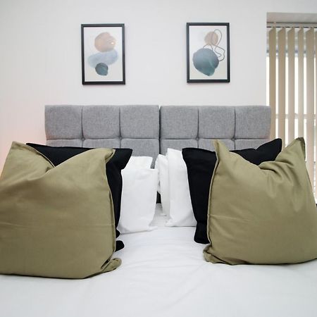 No 2 Under The Clock By Ssw - 2Br, Right In The City Centre, Sleeps 6 Кардифф Экстерьер фото