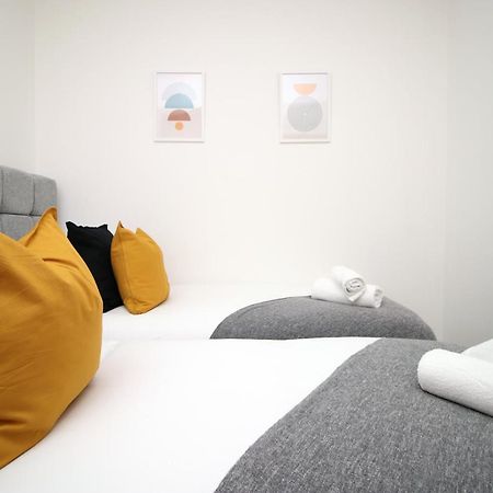 No 2 Under The Clock By Ssw - 2Br, Right In The City Centre, Sleeps 6 Кардифф Экстерьер фото