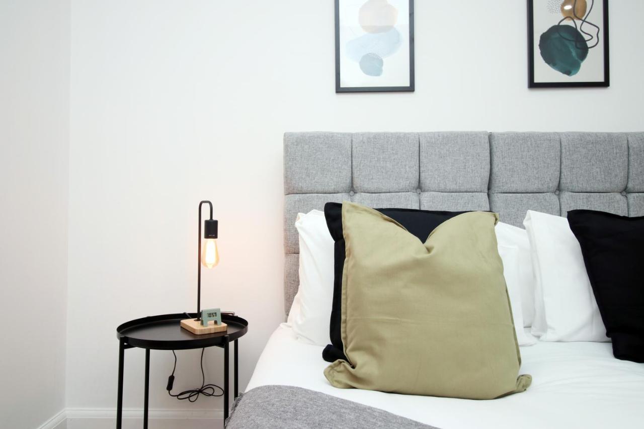 No 2 Under The Clock By Ssw - 2Br, Right In The City Centre, Sleeps 6 Кардифф Экстерьер фото