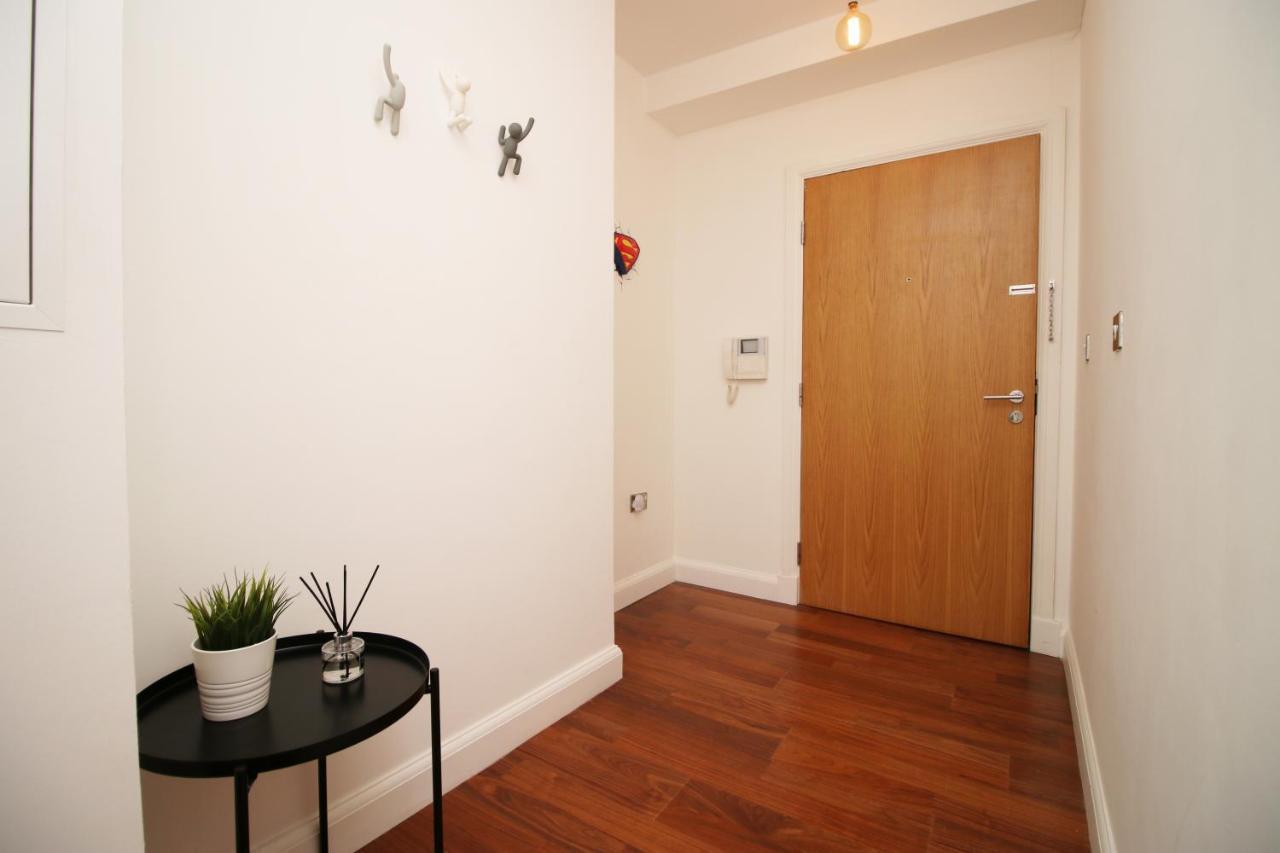 No 2 Under The Clock By Ssw - 2Br, Right In The City Centre, Sleeps 6 Кардифф Экстерьер фото