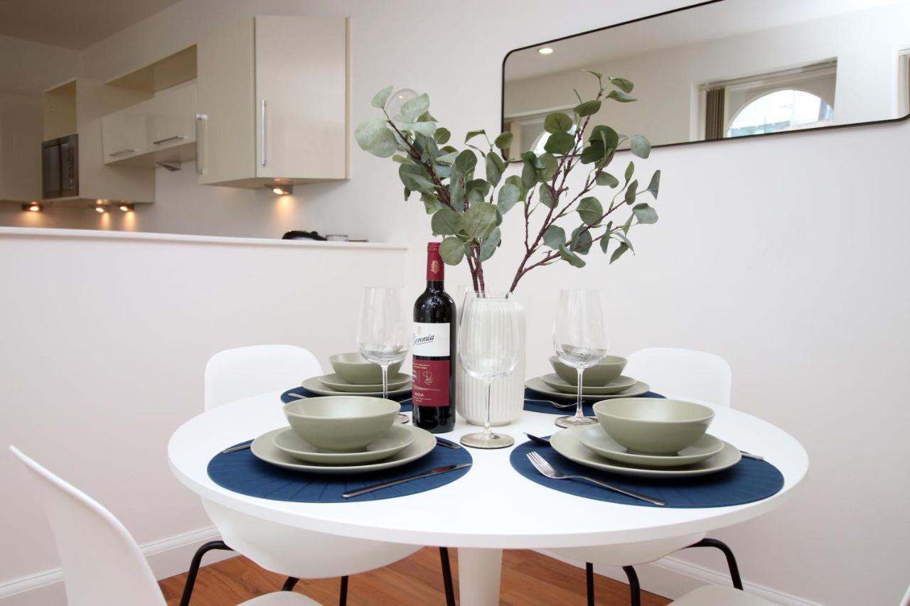 No 2 Under The Clock By Ssw - 2Br, Right In The City Centre, Sleeps 6 Кардифф Экстерьер фото