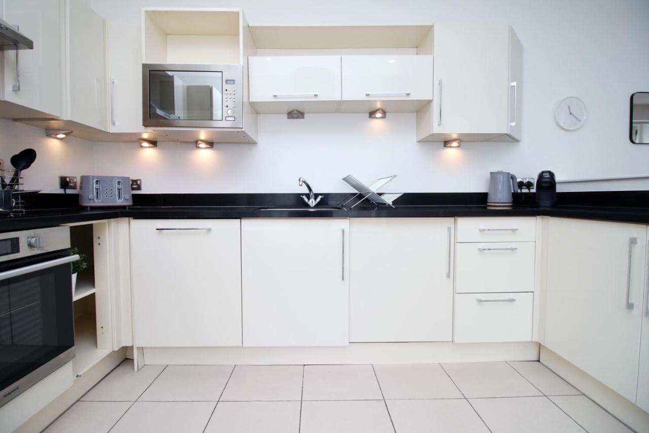 No 2 Under The Clock By Ssw - 2Br, Right In The City Centre, Sleeps 6 Кардифф Экстерьер фото