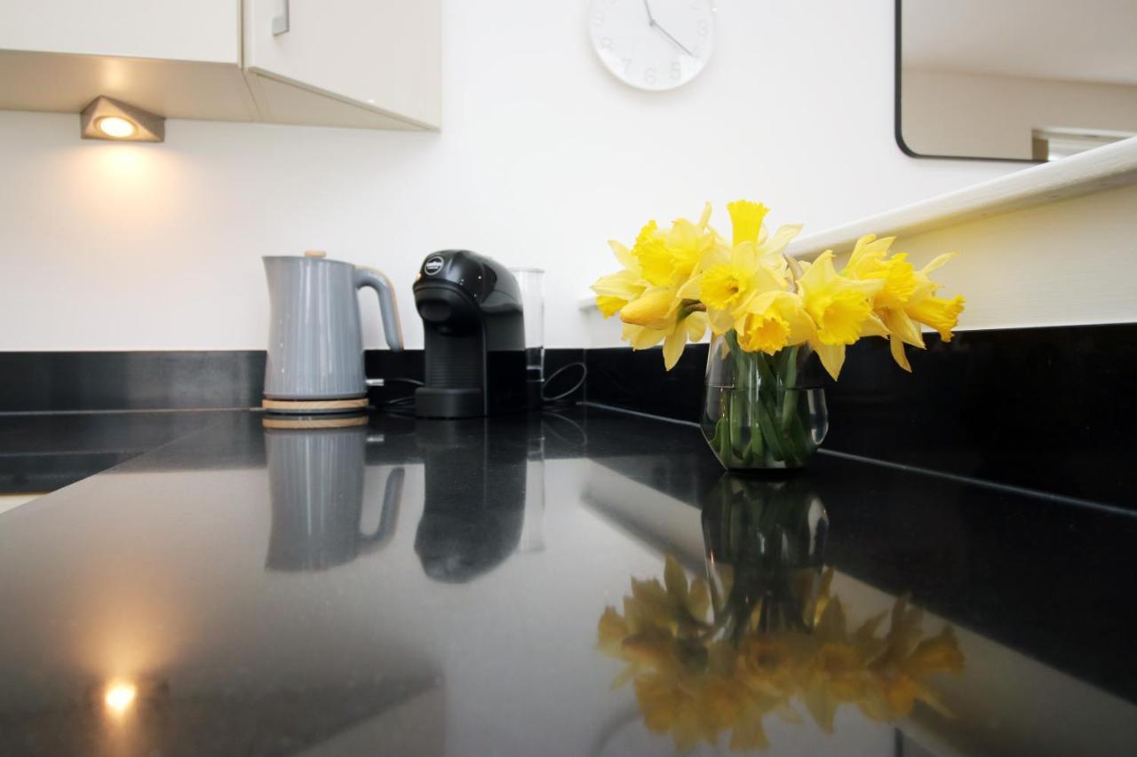 No 2 Under The Clock By Ssw - 2Br, Right In The City Centre, Sleeps 6 Кардифф Экстерьер фото