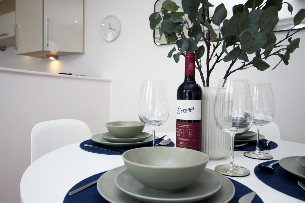 No 2 Under The Clock By Ssw - 2Br, Right In The City Centre, Sleeps 6 Кардифф Экстерьер фото
