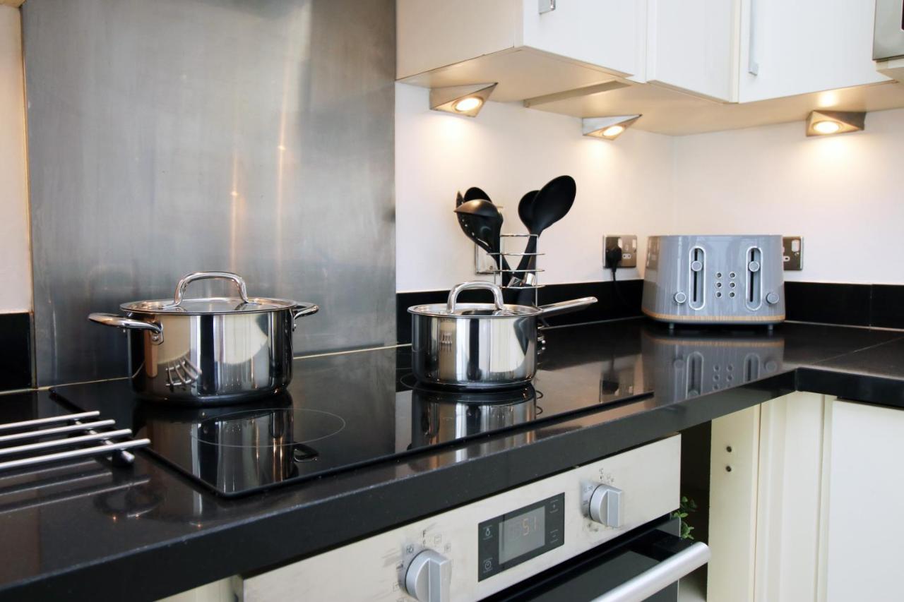 No 2 Under The Clock By Ssw - 2Br, Right In The City Centre, Sleeps 6 Кардифф Экстерьер фото