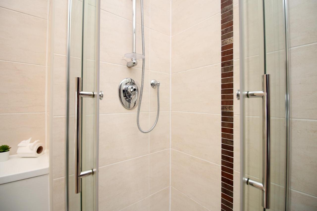 No 2 Under The Clock By Ssw - 2Br, Right In The City Centre, Sleeps 6 Кардифф Экстерьер фото