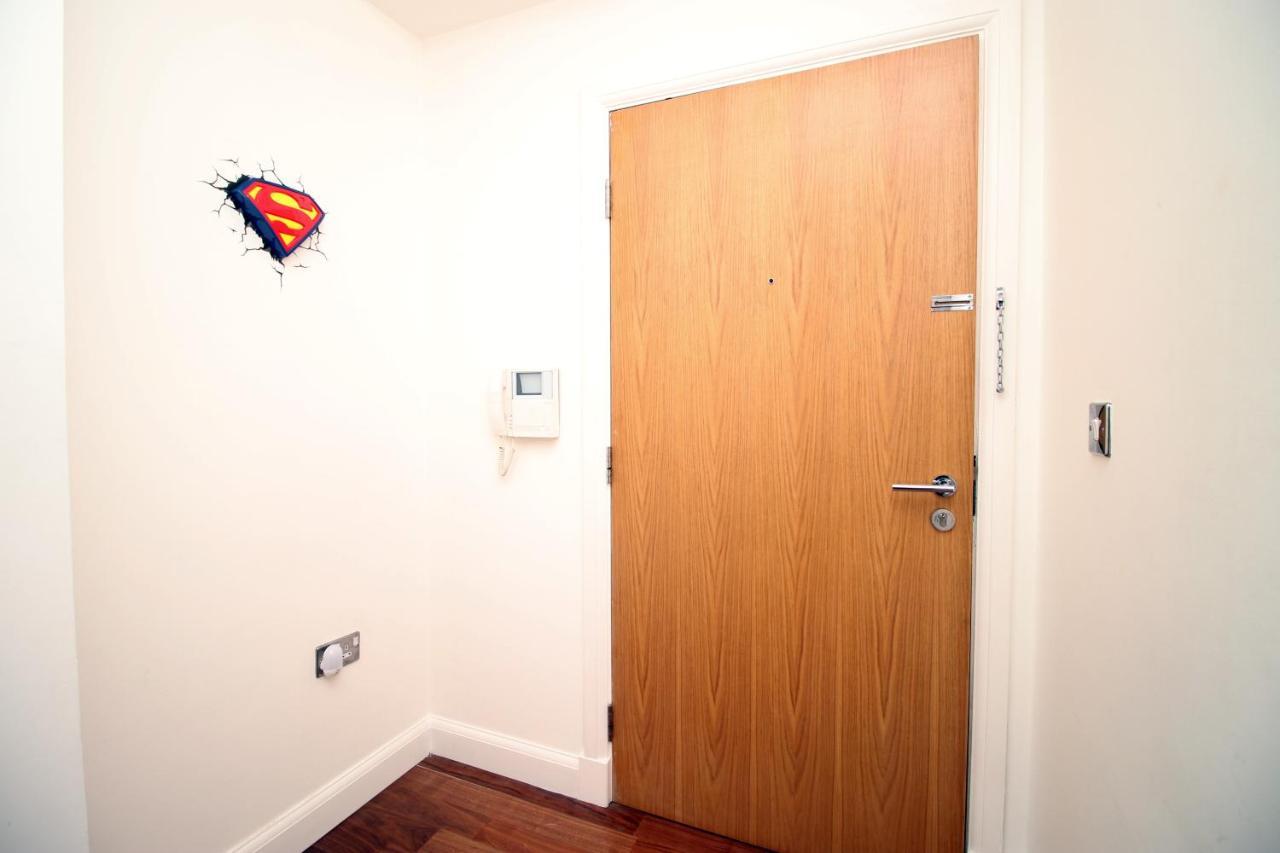 No 2 Under The Clock By Ssw - 2Br, Right In The City Centre, Sleeps 6 Кардифф Экстерьер фото