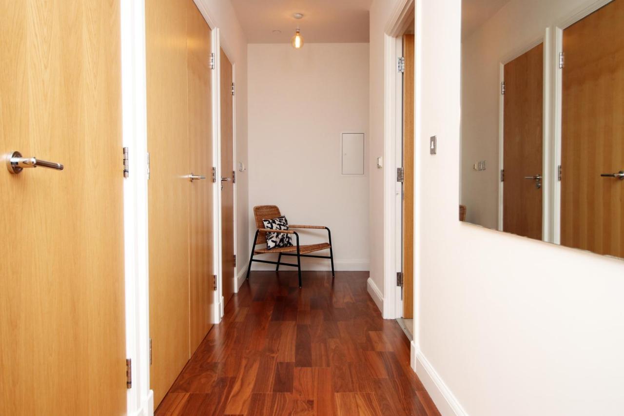 No 2 Under The Clock By Ssw - 2Br, Right In The City Centre, Sleeps 6 Кардифф Экстерьер фото